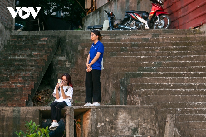 Điểm &ldquo;săn&rdquo; ho&agrave;ng h&ocirc;n tuyệt đẹp b&ecirc;n cầu Long Bi&ecirc;n - Ảnh 2.