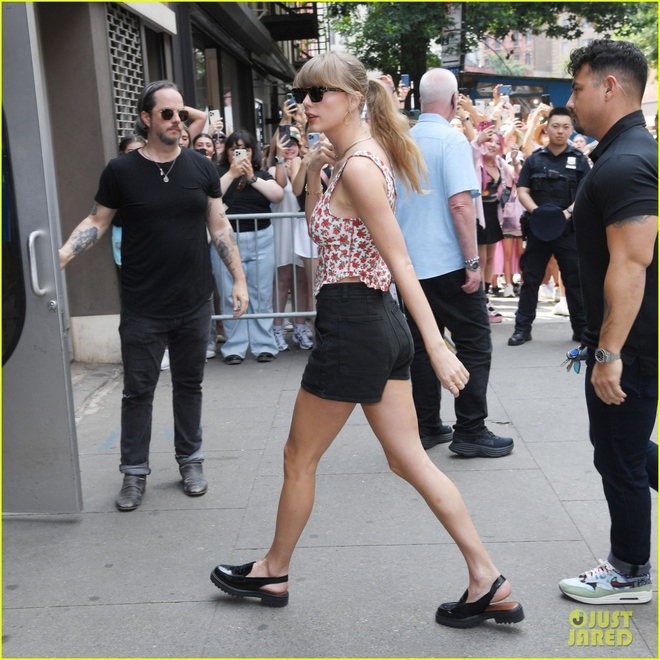 Taylor Swift đẹp hút hồn trên đường phố New York - Ảnh 7.