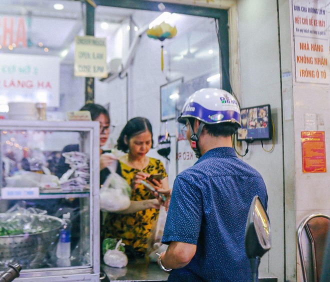 Chủ quán bún chả Obama tiết lộ lượng khách tìm tới hậu sự kiện Michelin và lần đầu công khai một trong những người nối nghiệp - Ảnh 7.