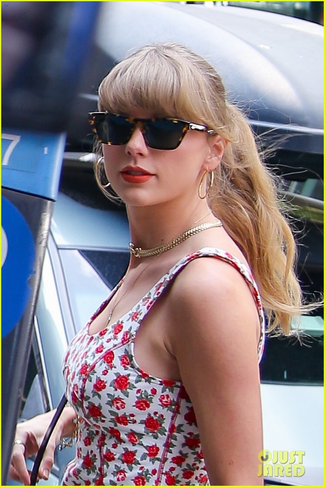 Taylor Swift đẹp hút hồn trên đường phố New York - Ảnh 2.