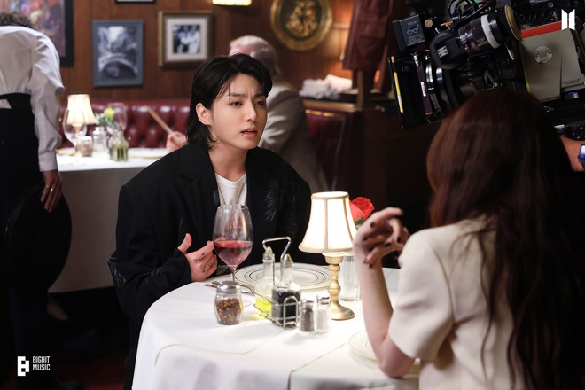 Jungkook (BTS) cuối cùng cũng thổ lộ về Han So Hee, hé lộ cách tình màn ảnh đối xử với anh trên phim trường - Ảnh 3.