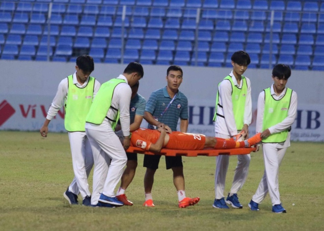 Cầu thủ Đ&agrave; Nẵng nhập viện đ&atilde; ổn định sức khỏe - Ảnh 1.