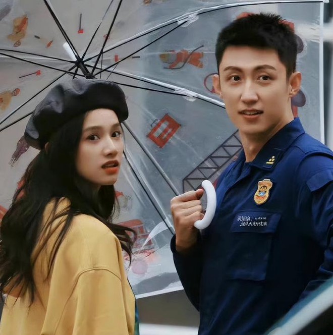 Dương Dương càng bị chê thì tình tin đồn của Địch Lệ Nhiệt Ba càng được khen nức nở, cùng tạo hình mà đỉnh hơn gấp chục lần - Ảnh 9.