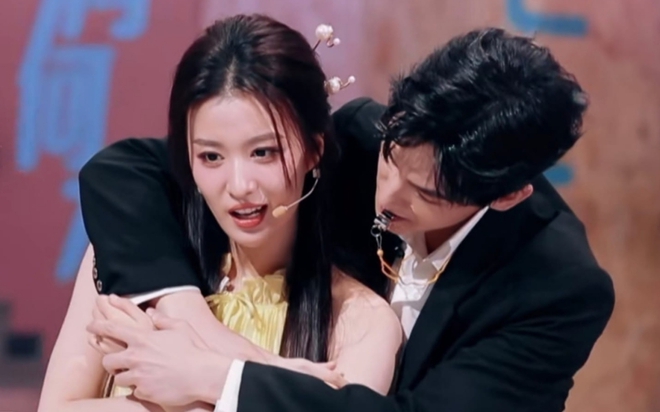 Dương Dương - Vương Sở Nhiên tình tứ cực ngọt trên show, nàng thơ nở nụ cười làm nhà nhà mê mẩn - Ảnh 5.