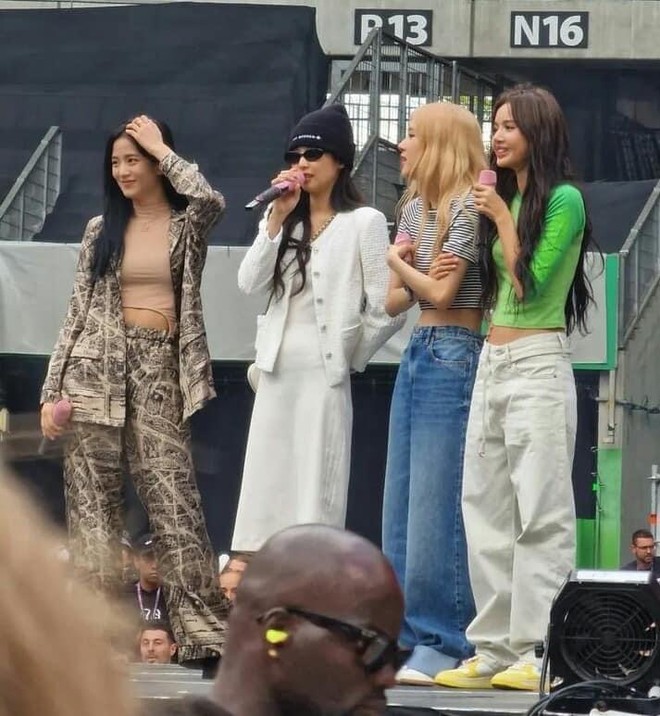 BLACKPINK g&acirc;y sốt với loạt outfit mới tại Paris, t&iacute;n hiệu cho concert Born Pink H&agrave; Nội sắp tới? - Ảnh 10.