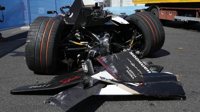6 xe đua đâm vào nhau trong vụ tai nạn liên hoàn - Ảnh 2.