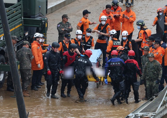 Hàn Quốc: Xe buýt kẹt trong đường hầm vì mưa lớn, hàng chục người tử vong thương tâm - Ảnh 2.