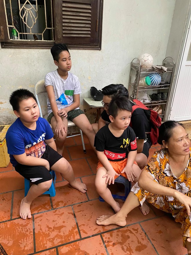 B&eacute; trai cứu 3 người em tho&aacute;t nạn khỏi đ&aacute;m ch&aacute;y kinh ho&agrave;ng nhờ 3 kỹ năng tho&aacute;t hiểm được học ở trường - Ảnh 2.