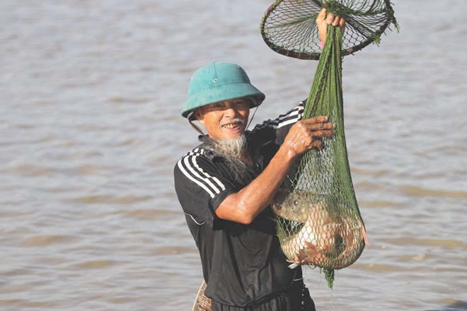 Hơn 100 người mua v&eacute; xuống hồ săn c&aacute; giữa ng&agrave;y h&egrave; n&oacute;ng bức - Ảnh 10.