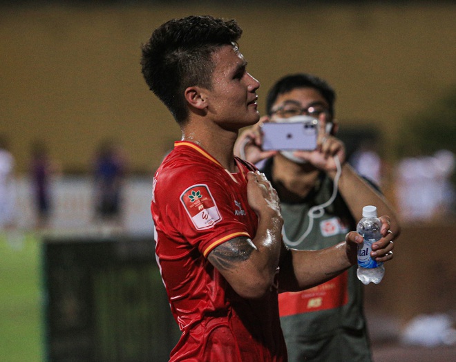 Chu Thanh Huyền ngồi trên xe chờ đón Quang Hải sau trận đấu của CLB Công an Hà Nội - Ảnh 8.