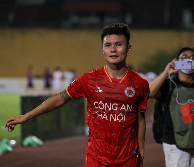 Chu Thanh Huyền ngồi trên xe chờ đón Quang Hải sau trận đấu của CLB Công an Hà Nội - Ảnh 7.