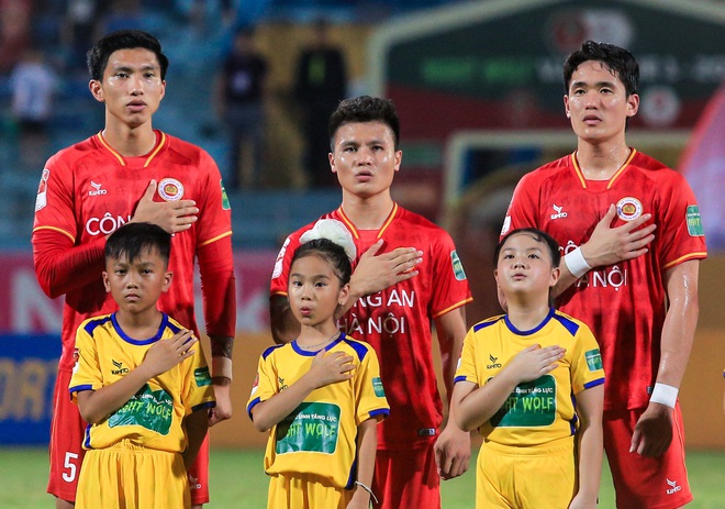 Chu Thanh Huyền ngồi trên xe chờ đón Quang Hải sau trận đấu của CLB Công an Hà Nội - Ảnh 6.
