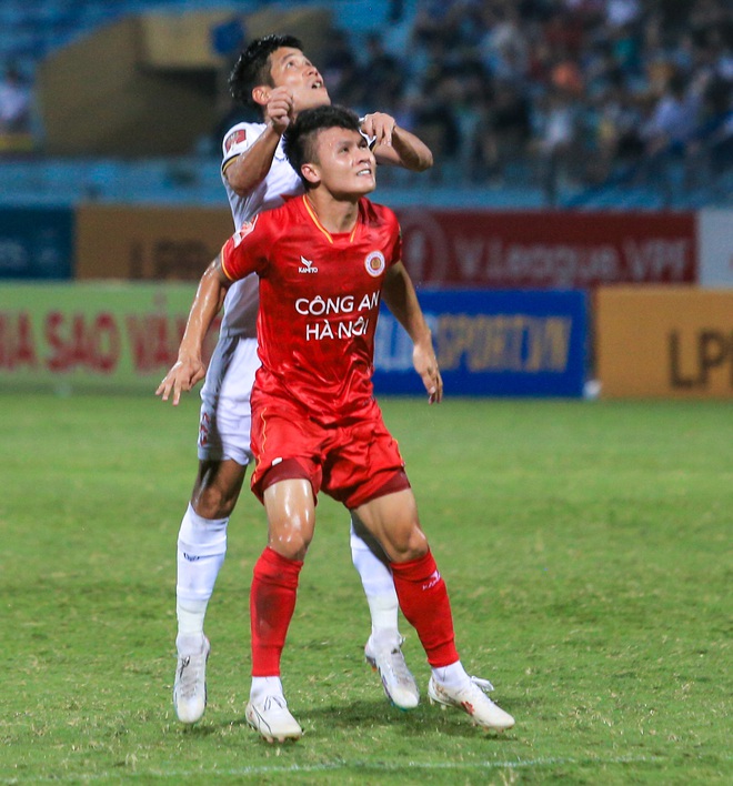 Chu Thanh Huyền ngồi trên xe chờ đón Quang Hải sau trận đấu của CLB Công an Hà Nội - Ảnh 4.