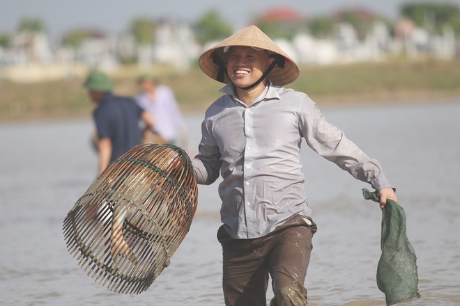 Hơn 100 người mua v&eacute; xuống hồ săn c&aacute; giữa ng&agrave;y h&egrave; n&oacute;ng bức - Ảnh 5.