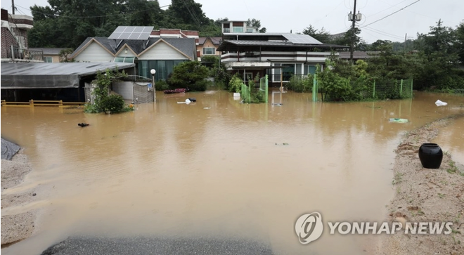 Mưa lũ càn quét Hàn Quốc: 39 người thiệt mạng, nhiều thi thể kẹt trong hầm - Ảnh 4.