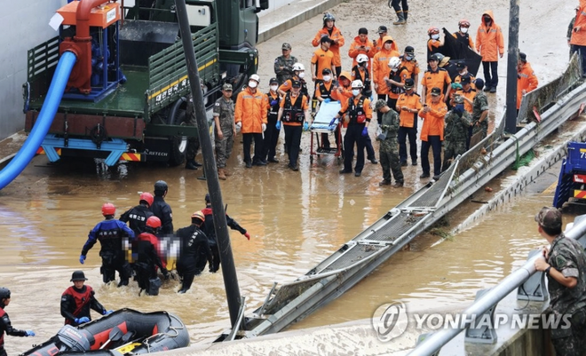 Mưa lũ càn quét Hàn Quốc: 39 người thiệt mạng, nhiều thi thể kẹt trong hầm - Ảnh 3.