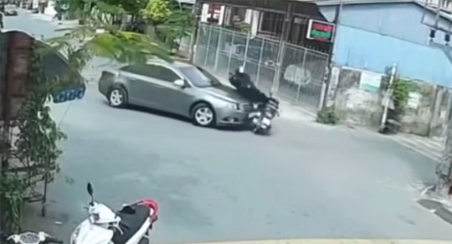 Người đàn ông lái ô tô tông trực diện đôi nam nữ đi xe máy, nghi đánh ghen - Ảnh 1.