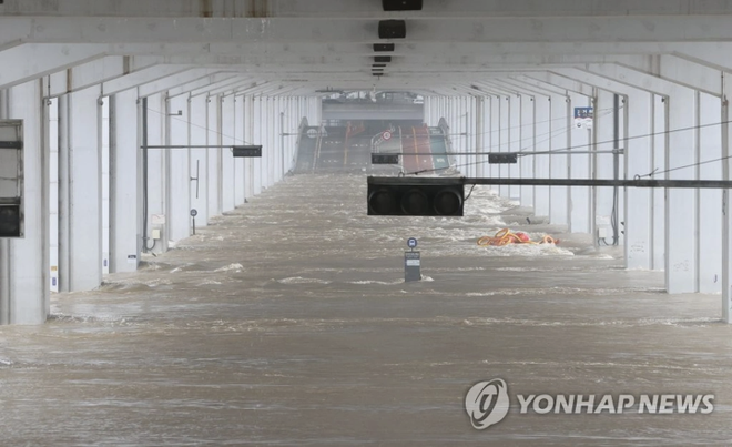 Mưa lũ càn quét Hàn Quốc: 39 người thiệt mạng, nhiều thi thể kẹt trong hầm - Ảnh 2.