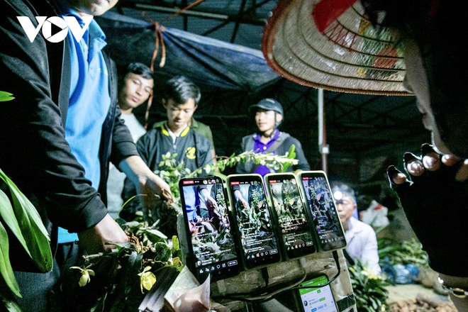 Xem người Mông bán hàng live stream ở chợ đêm Tủa Chùa - Ảnh 9.