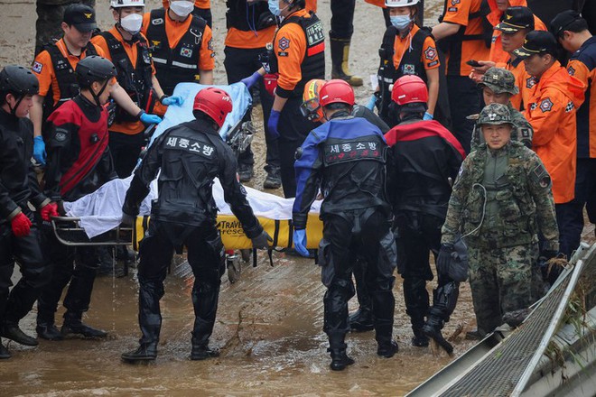 Toàn cảnh thảm kịch mưa lũ tại Hàn Quốc: Vỡ đê khiến 60.000 tấn nước tràn bờ, nhiều người tử vong thương tâm - Ảnh 8.