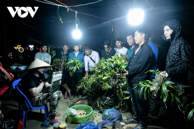 Xem người Mông bán hàng live stream ở chợ đêm Tủa Chùa - Ảnh 8.