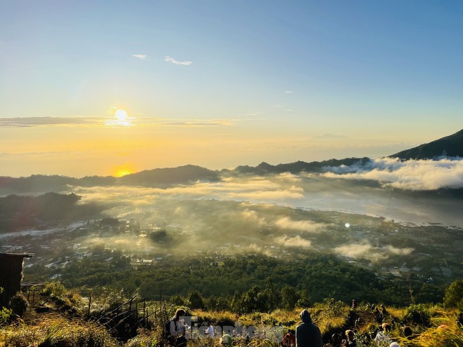 Săn mây, đón bình minh trên đỉnh núi lửa Batur - Ảnh 2.