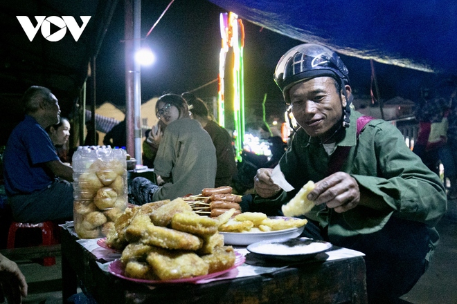 Xem người Mông bán hàng live stream ở chợ đêm Tủa Chùa - Ảnh 7.