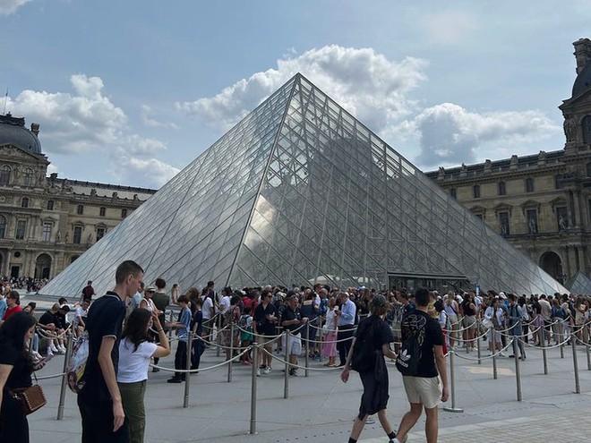 Thực tế phũ ph&agrave;ng khi gh&eacute; thăm bảo t&agrave;ng nổi tiếng nhất thế giới nơi trưng b&agrave;y bức tranh Mona Lisa - Ảnh 2.