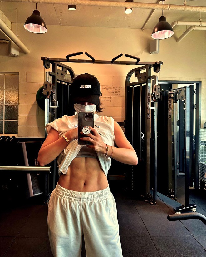 Minh tinh Doctor Cha khoe cơ bụng g&acirc;y sốc ở tuổi 53, đến chị đại Kim Hye Soo, Dara v&agrave; d&agrave;n sao cũng phải ngỡ ng&agrave;ng - Ảnh 2.