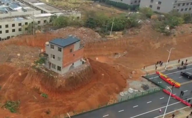 Biệt thự Trung Quốc 300m2 bị kho&eacute;t đất xung quanh do kh&ocirc;ng chịu di dời, gia chủ phải bắc thang cao 3m để tr&egrave;o l&ecirc;n tr&egrave;o xuống mỗi ng&agrave;y - Ảnh 2.