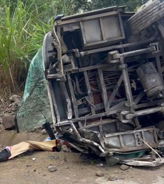 Nguy&ecirc;n nh&acirc;n ban đầu vụ lật xe tr&ecirc;n đ&egrave;o khiến 4 người chết, nhiều người bị thương - Ảnh 1.