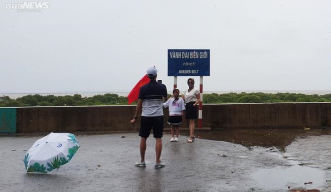 Móng Cái mưa nhỏ, khách tham quan chụp ảnh trước giờ bão số 1 đổ bộ - Ảnh 3.