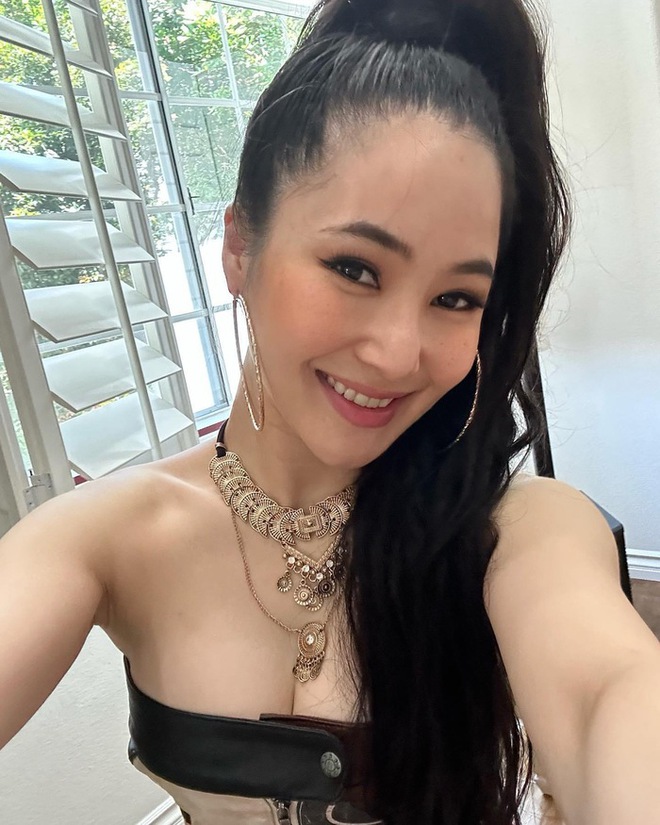 Diện mạo kh&aacute;c lạ của ca sĩ Hương Tr&agrave;m hiện tại - Ảnh 2.