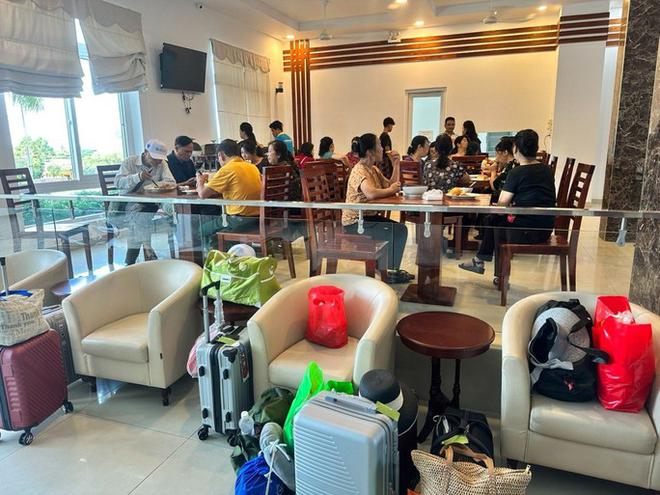 Nhiều du kh&aacute;ch mắc kẹt ở Ph&uacute; Quốc v&igrave; b&atilde;o số 1 - Ảnh 2.