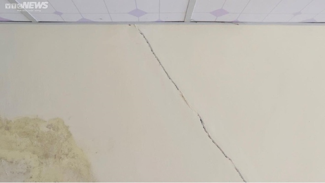 Nền gạch vỡ bung, tường nứt to&aacute;c sau tiếng nổ trong chung cư ở B&igrave;nh Định - Ảnh 8.