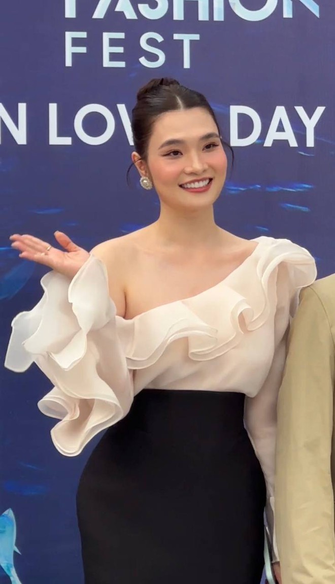 Nữ chủ tịch CLB b&oacute;ng rổ nổi tiếng H&agrave; Nội s&aacute;nh đ&ocirc;i c&ugrave;ng chồng, khoe sắc v&oacute;c cuốn h&uacute;t qua cam thường - Ảnh 3.