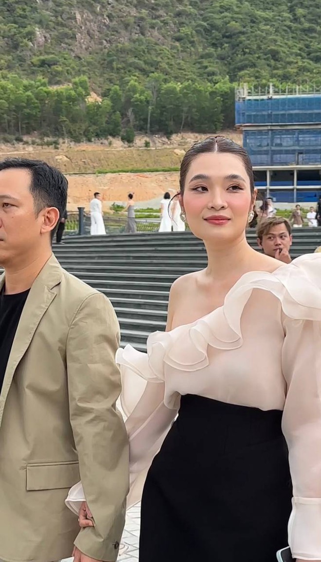 Nữ chủ tịch CLB b&oacute;ng rổ nổi tiếng H&agrave; Nội s&aacute;nh đ&ocirc;i c&ugrave;ng chồng, khoe sắc v&oacute;c cuốn h&uacute;t qua cam thường - Ảnh 2.