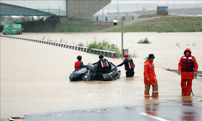 N&oacute;ng thi&ecirc;u đốt v&agrave; mưa kỷ lục, ch&acirc;u &Aacute; quay cuồng v&igrave; khủng hoảng kh&iacute; hậu - Ảnh 1.