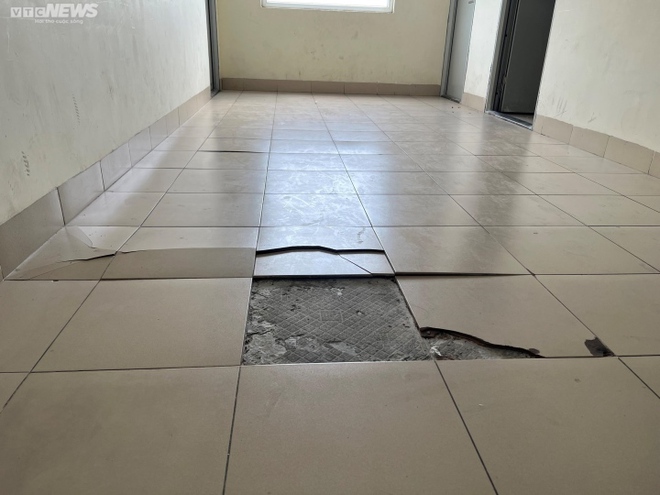Nền gạch vỡ bung, tường nứt to&aacute;c sau tiếng nổ trong chung cư ở B&igrave;nh Định - Ảnh 6.