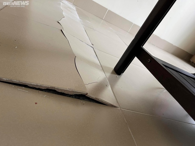 Nền gạch vỡ bung, tường nứt to&aacute;c sau tiếng nổ trong chung cư ở B&igrave;nh Định - Ảnh 4.