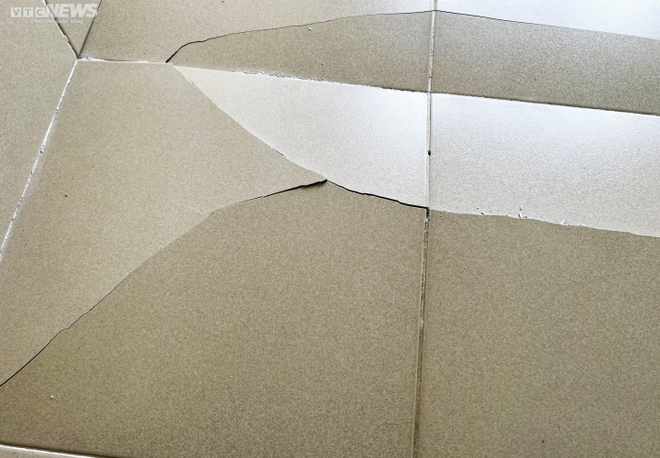 Nền gạch vỡ bung, tường nứt to&aacute;c sau tiếng nổ trong chung cư ở B&igrave;nh Định - Ảnh 3.