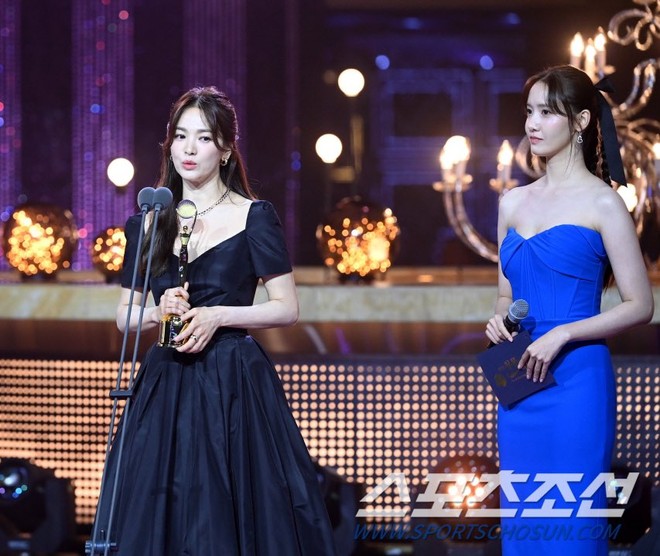 2 nữ thần Yoona - Song Hye Kyo chung sân khấu, đàn em biểu cảm bất ngờ khi đàn chị nhận giải Daesang ở Rồng Xanh - Ảnh 3.