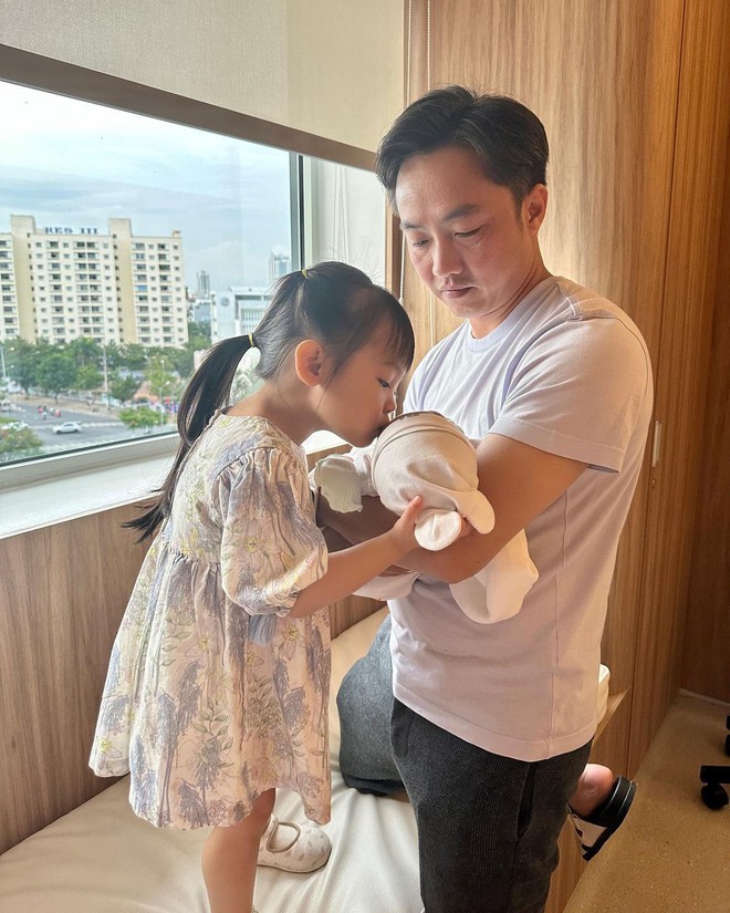 Con gái Đàm Thu Trang - Cường Đô La mới 3 tuổi đã biết phụ mẹ chăm em - Ảnh 4.