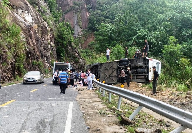 Thông tin mới vụ tai nạn 4 khách Trung Quốc chết trên đèo Khánh Lê - Ảnh 1.