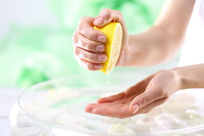 Mưa lớn do ảnh hưởng của cơn b&atilde;o số 1, xem ngay mẹo khử m&ugrave;i gi&uacute;p &aacute;o mưa sạch thơm như mới - Ảnh 3.
