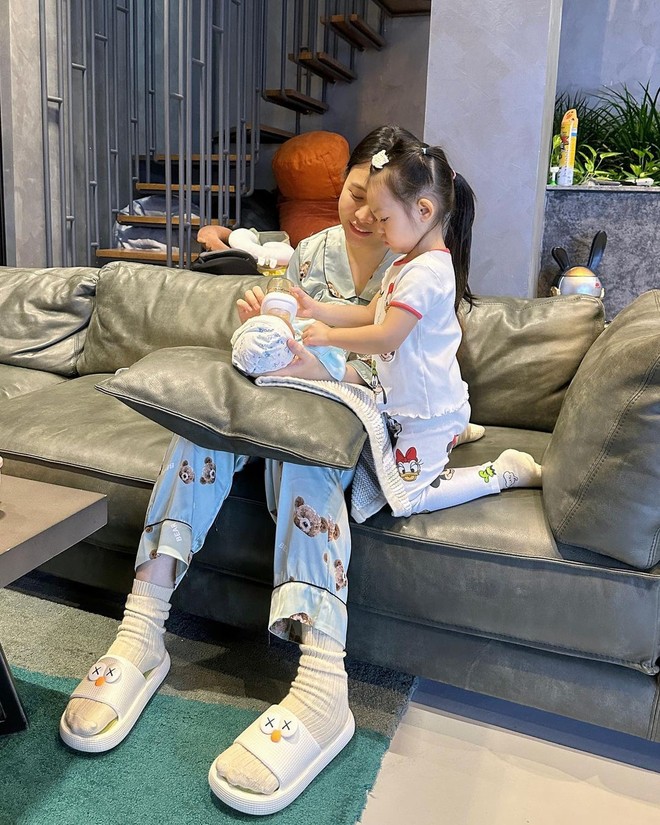 Con gái Đàm Thu Trang - Cường Đô La mới 3 tuổi đã biết phụ mẹ chăm em - Ảnh 3.