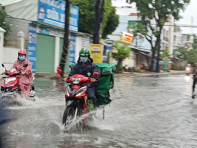 Mùa mưa, cẩn trọng loạt hệ lụy sức khỏe kéo theo khi dùng mũ bảo hiểm, áo mưa ẩm hôi - Ảnh 1.