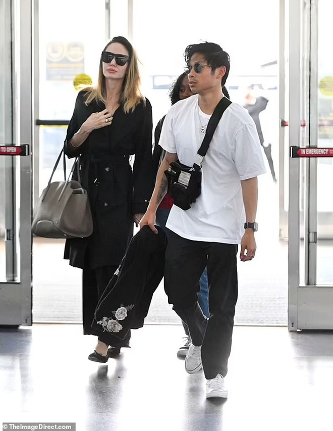 Pax Thiên rời New York cùng mẹ Angelina Jolie và Zahara - Ảnh 3.
