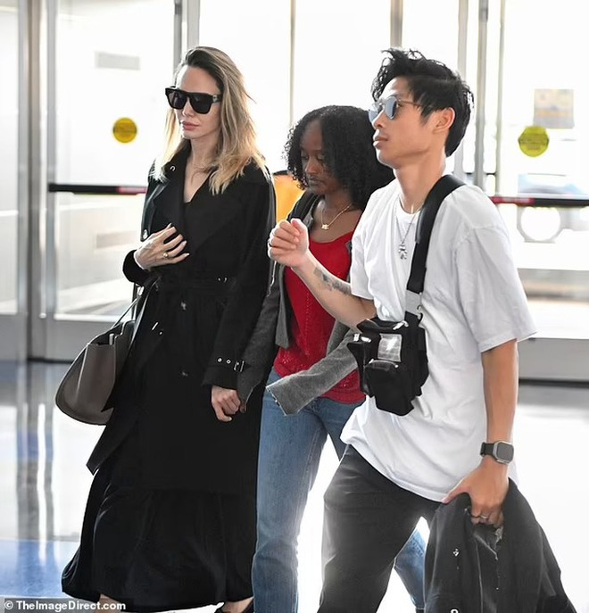 Pax Thiên rời New York cùng mẹ Angelina Jolie và Zahara - Ảnh 2.