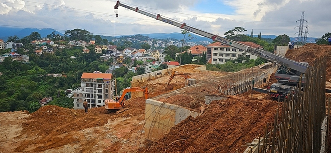 Toàn cảnh khu vực sạt lở kinh hoàng ở Đà Lạt khiến 2 người chết, một ngôi nhà đổ sập hoàn toàn - Ảnh 6.